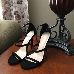 Black heels size 7.5